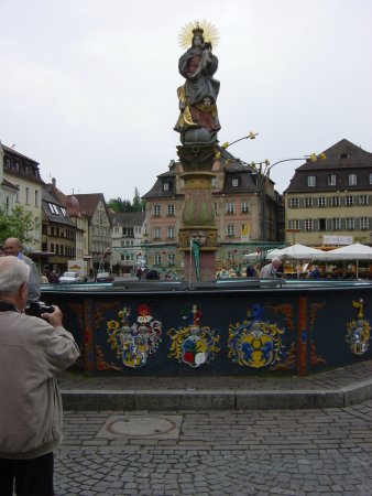 Rathaus in Schwbisch Gmnd mit Marktplatz-Brunnen