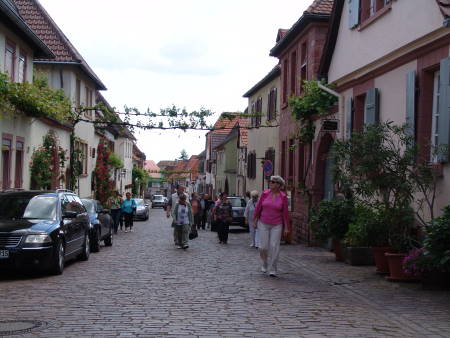 Auf dem Weg zum Mittagessen in Rhodt