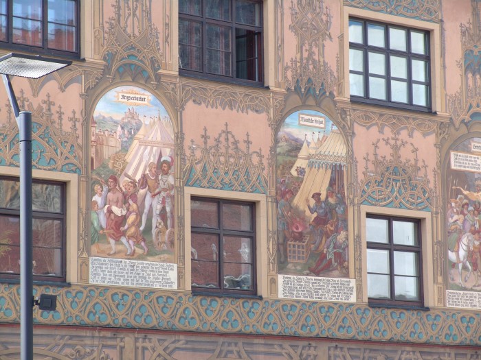 Wandbilder am Rathaus