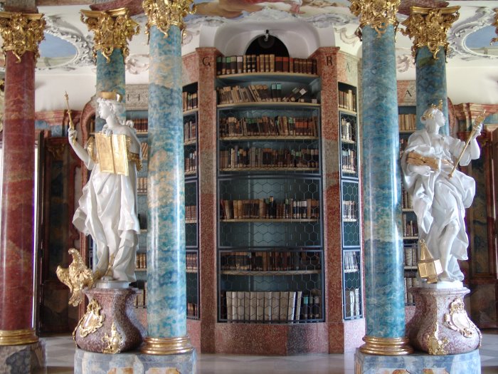 In der Klosterbibliothek