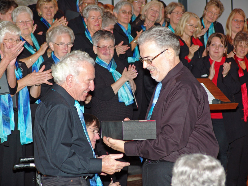 Geschenkvergabe Winfried Gutemann