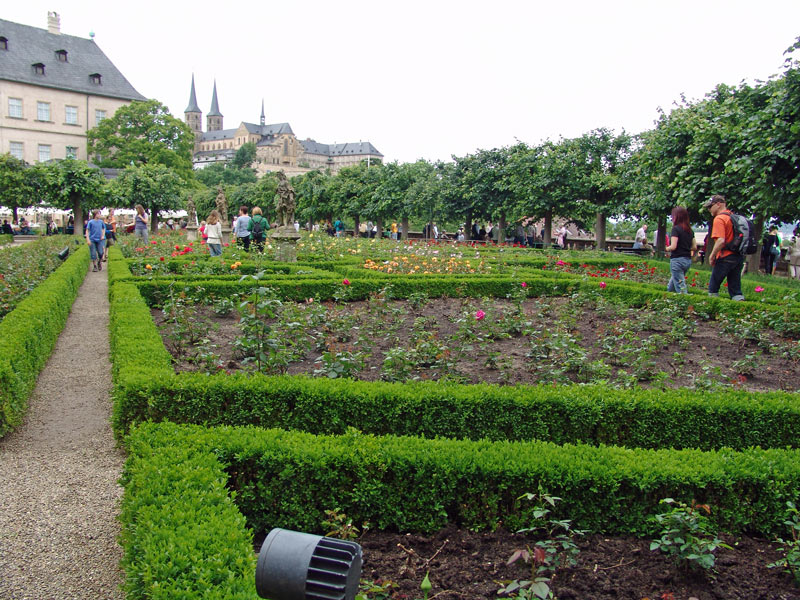 Bamberg, Rosengarten mit  Kloster St. Michael im Hintergrund