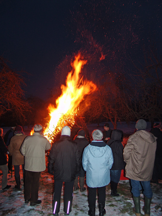 Alle stehen ums Feuer