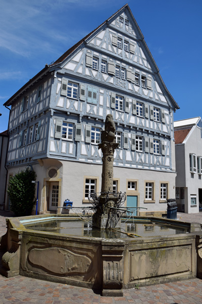 Gglingen, Rathaus mit dem Marktbrunnen mit Fischweib