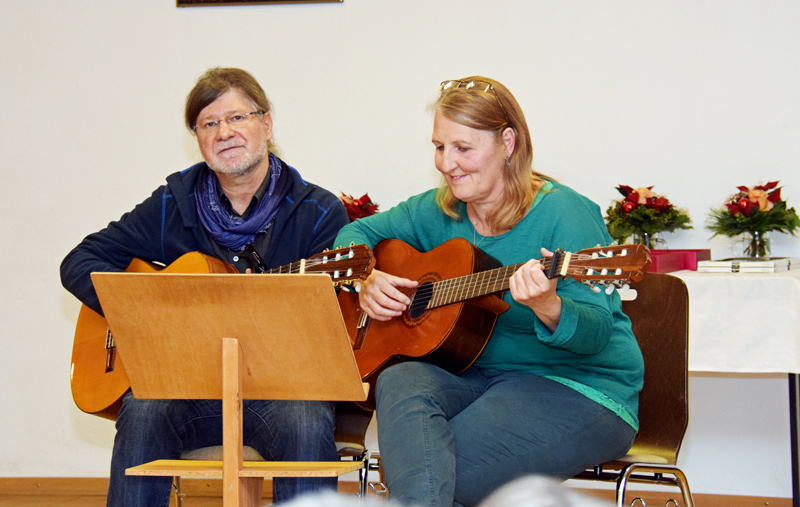 Ewald Wagner und Beate Schappacher spielen und singen