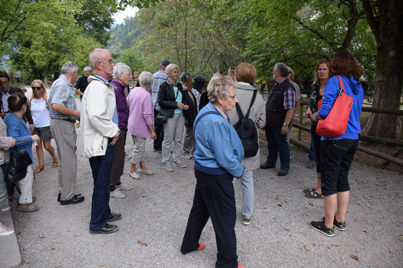 Vor der Getreidemhle des Vogtsbauernhofes