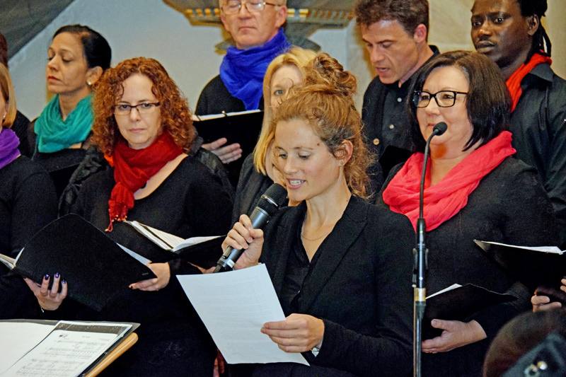 Julia Wirsching sellt die Lieder des berschalls vor