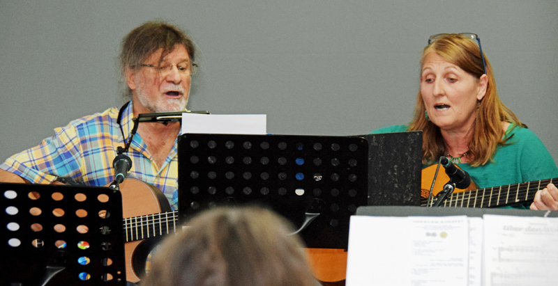 Ewald Wagner und Beate Schappacher spielen und singen