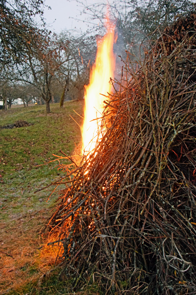 Das Feuer wurde angezndet