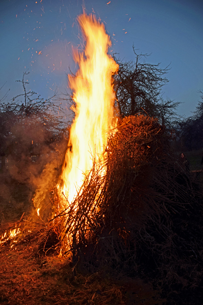 Das Feuer lodert hoch