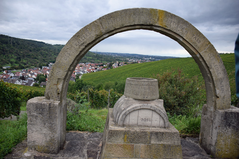 Blick durchs Kellertor, Fass und Fasstrichter