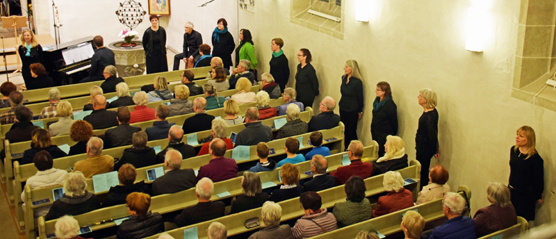 berschall singt in der Kirche verteilt