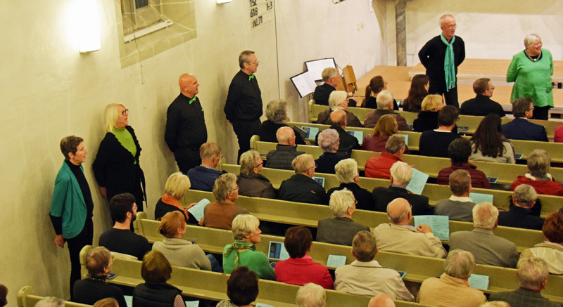 berschall singt in der Kirche verteilt