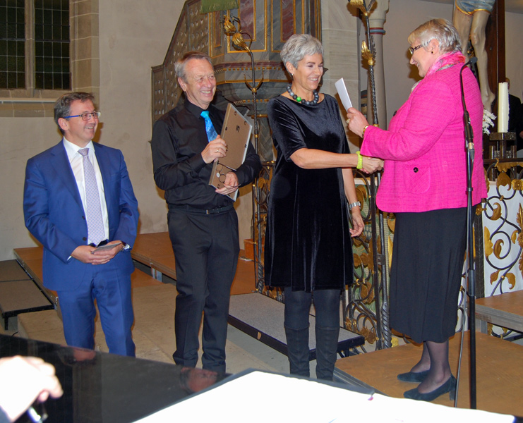 Frau Irmgard Naumann mit Geschenk